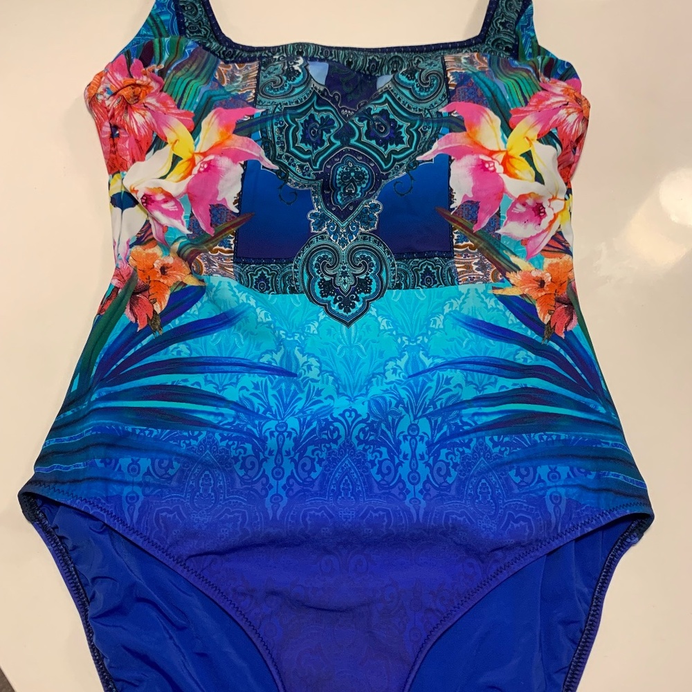 ONE PIECE SWIMMING SUIT  SIZE 10 USA
